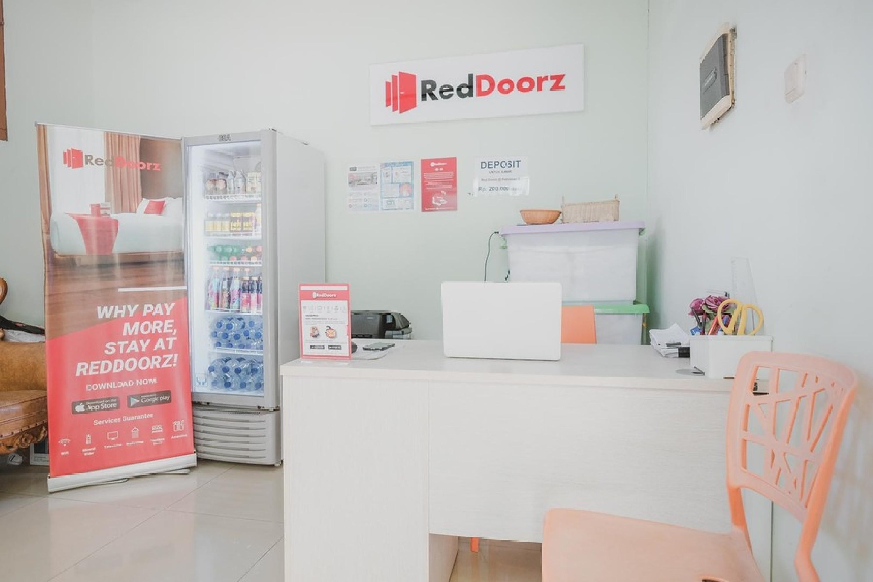 Reddoorz Plus @ Karet Pedurenan 3 Jakarta Exterior photo