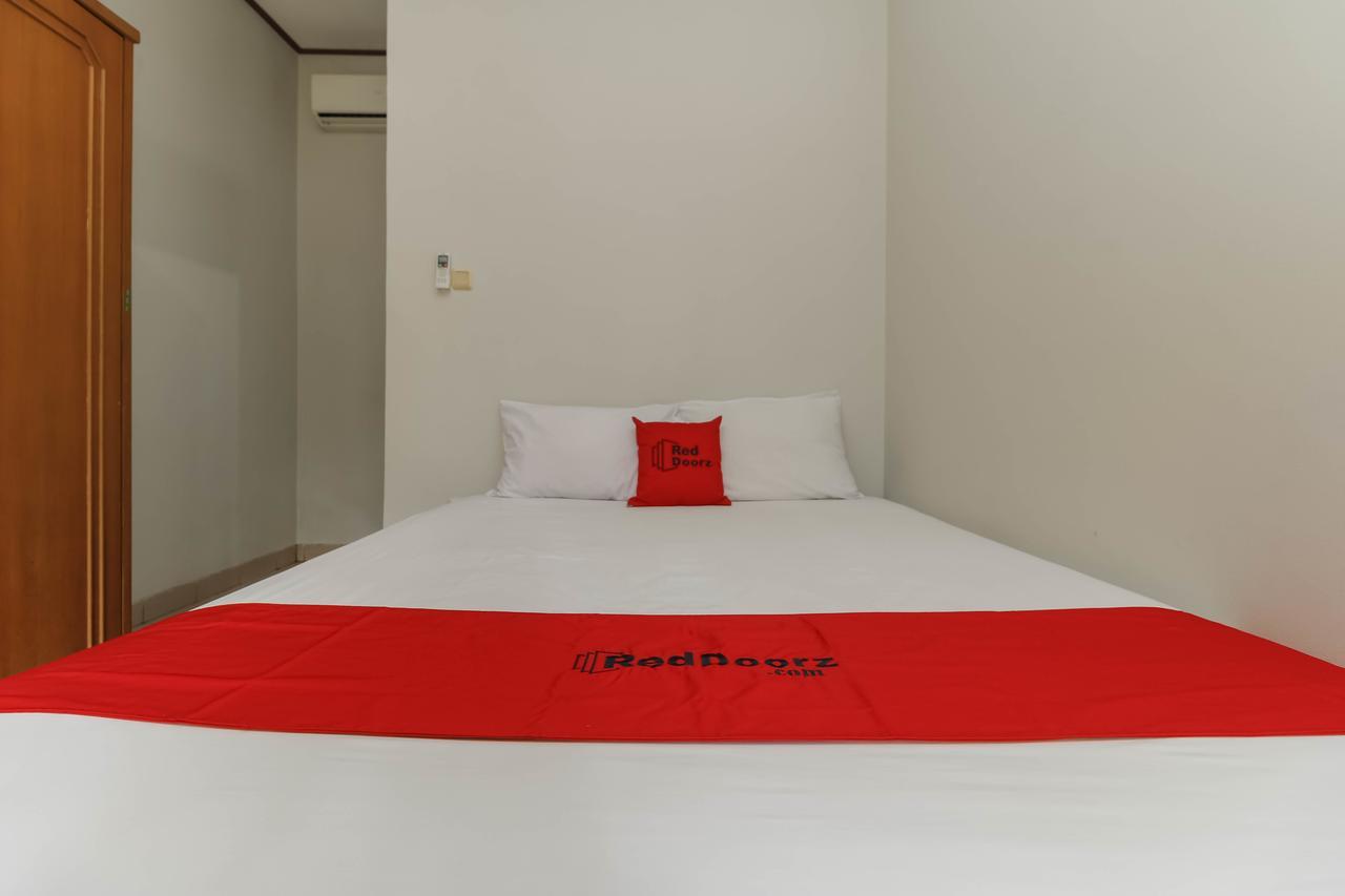 Reddoorz Plus @ Karet Pedurenan 3 Jakarta Exterior photo