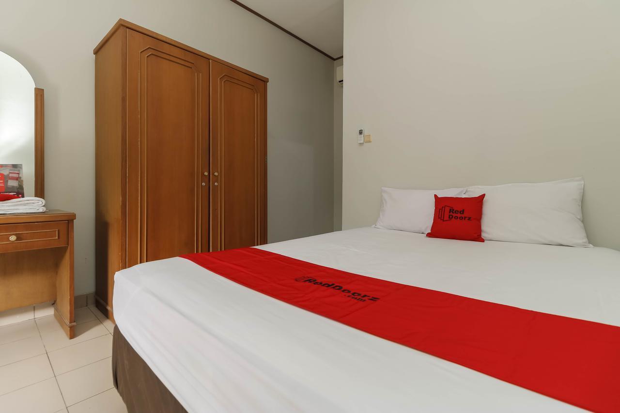 Reddoorz Plus @ Karet Pedurenan 3 Jakarta Exterior photo